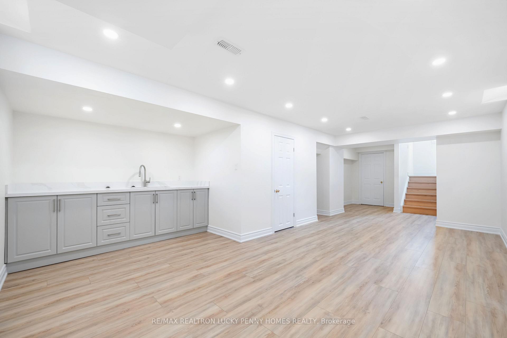 Photo 10 of 16 Wabbokish Court, Clarington, Courtice — HOMEH