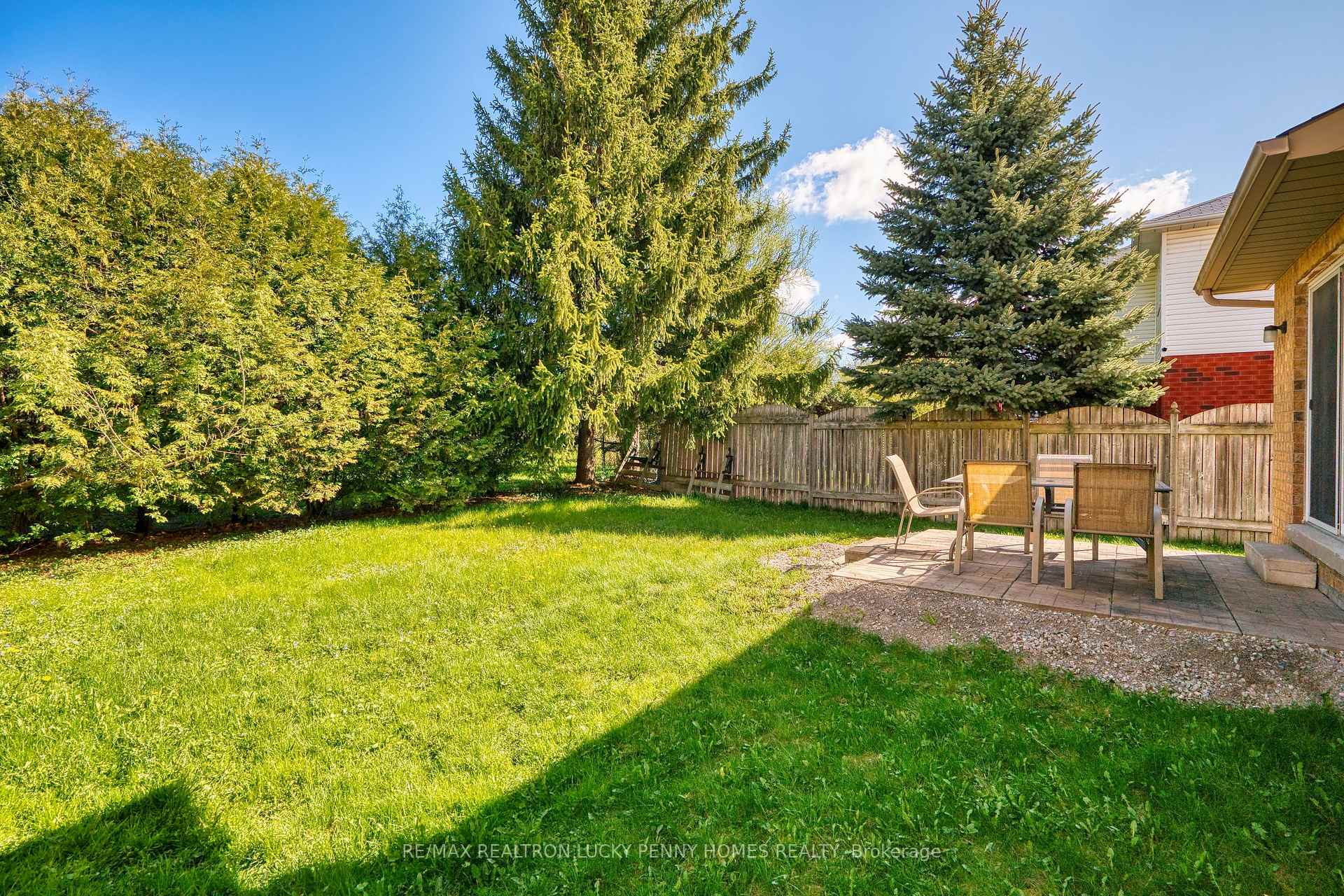 Photo 26 of 16 Wabbokish Court, Clarington, Courtice — HOMEH