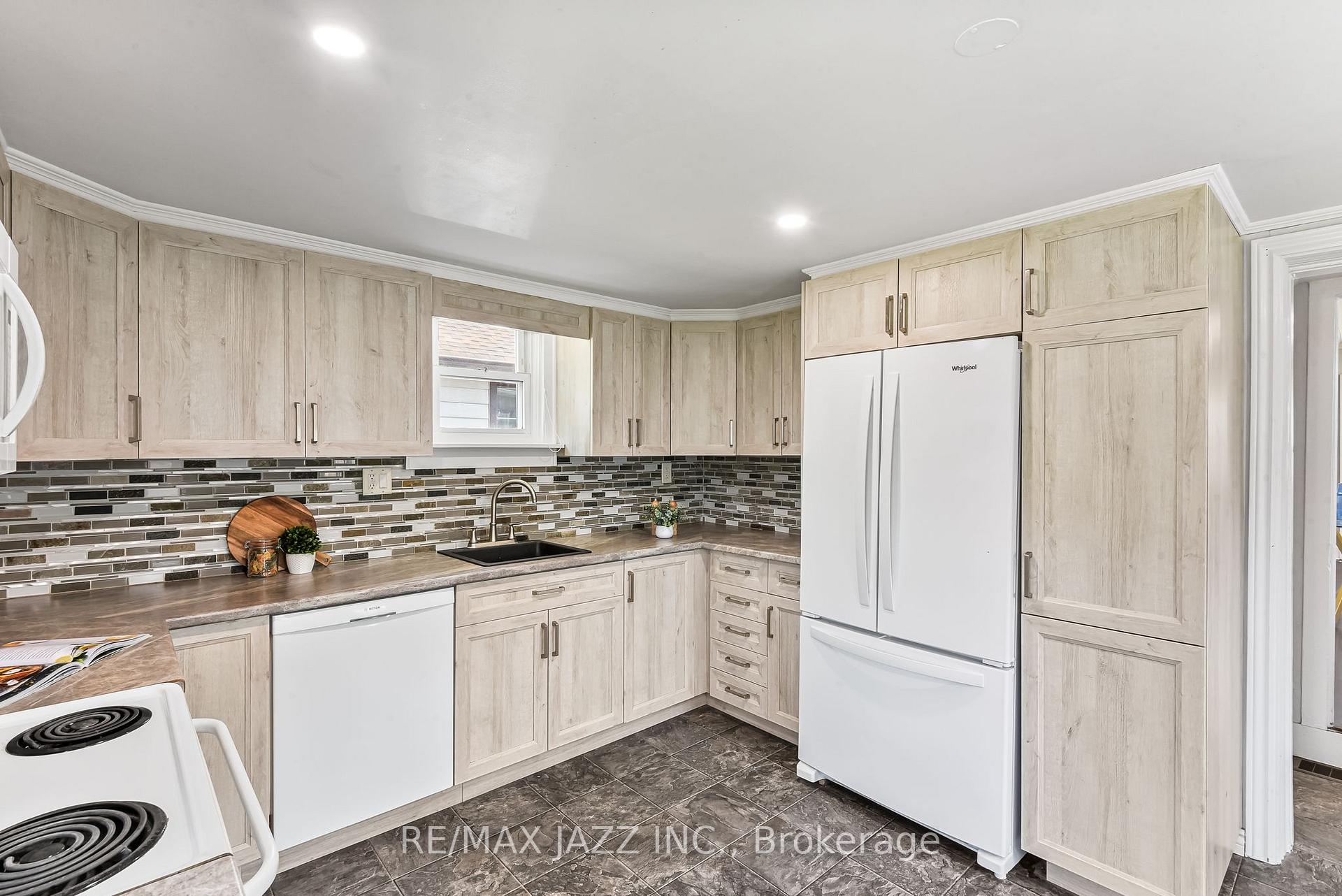 Photo 6 of 110 Gibbons Street, Oshawa, McLaughlin — HOMEH