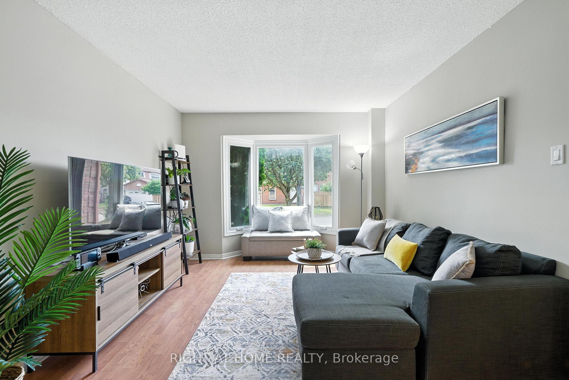 Photo 6 of 32 Horseshoe Drive, Whitby, Blue Grass Meadows — HOMEH