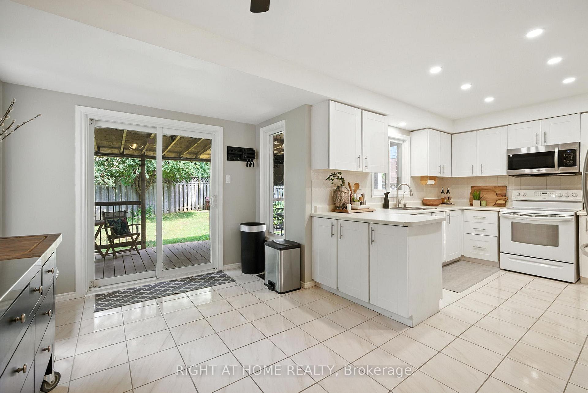 Photo 16 of 32 Horseshoe Drive, Whitby, Blue Grass Meadows — HOMEH