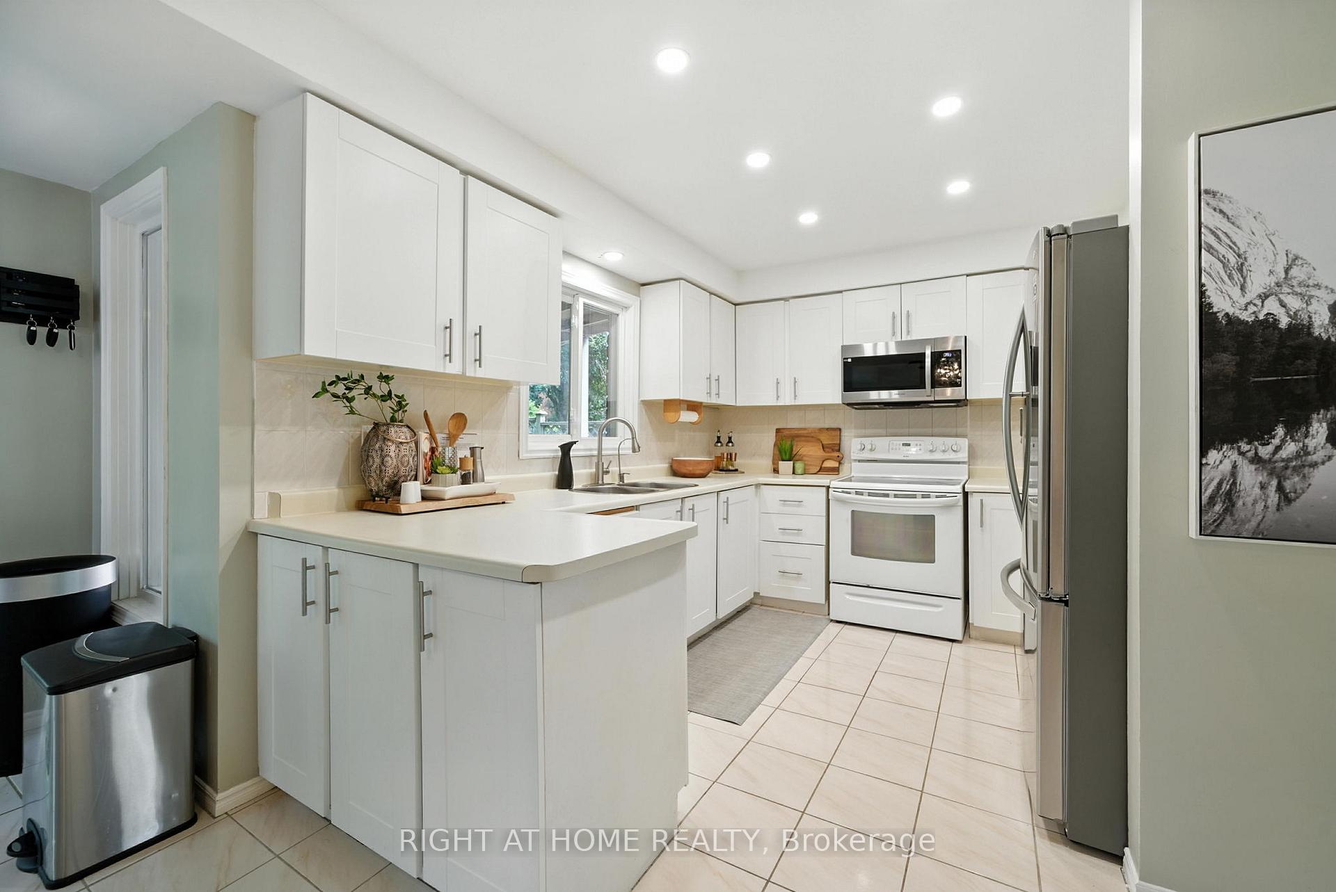 Photo 8 of 32 Horseshoe Drive, Whitby, Blue Grass Meadows — HOMEH