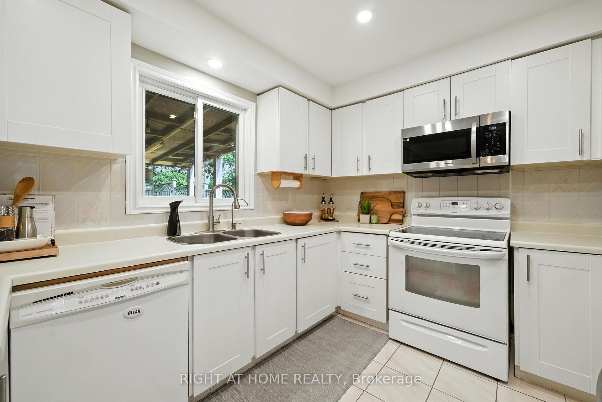 Photo 11 of 32 Horseshoe Drive, Whitby, Blue Grass Meadows — HOMEH