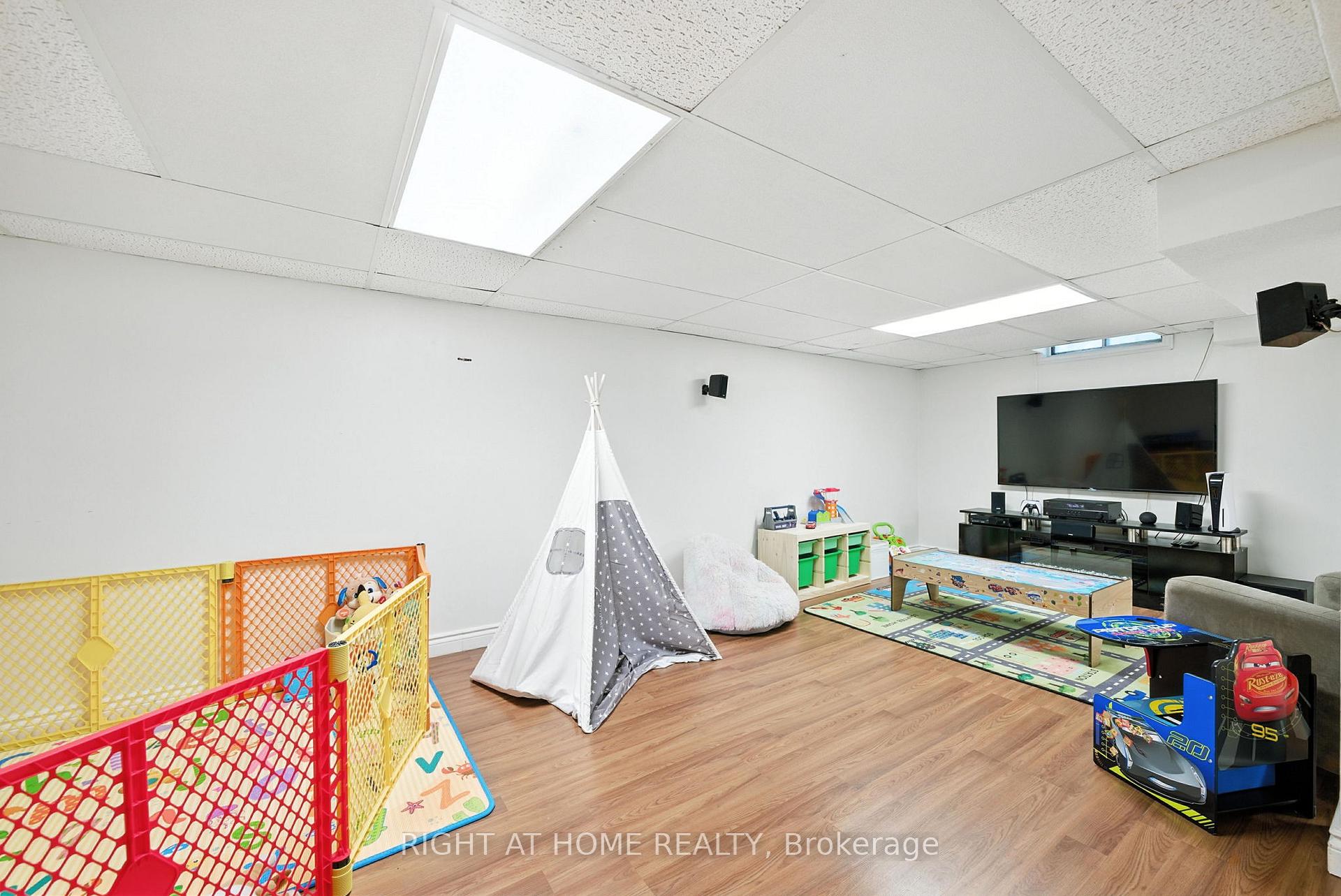 Photo 33 of 32 Horseshoe Drive, Whitby, Blue Grass Meadows — HOMEH