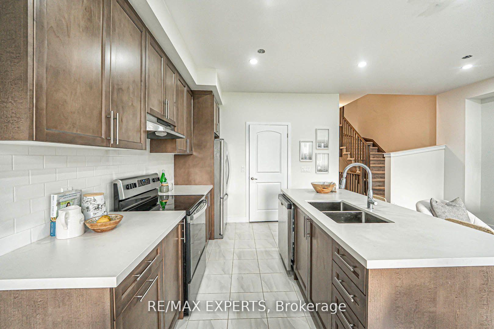 Photo 5 of 1064 Thompson Drive, Oshawa, Kedron — HOMEH
