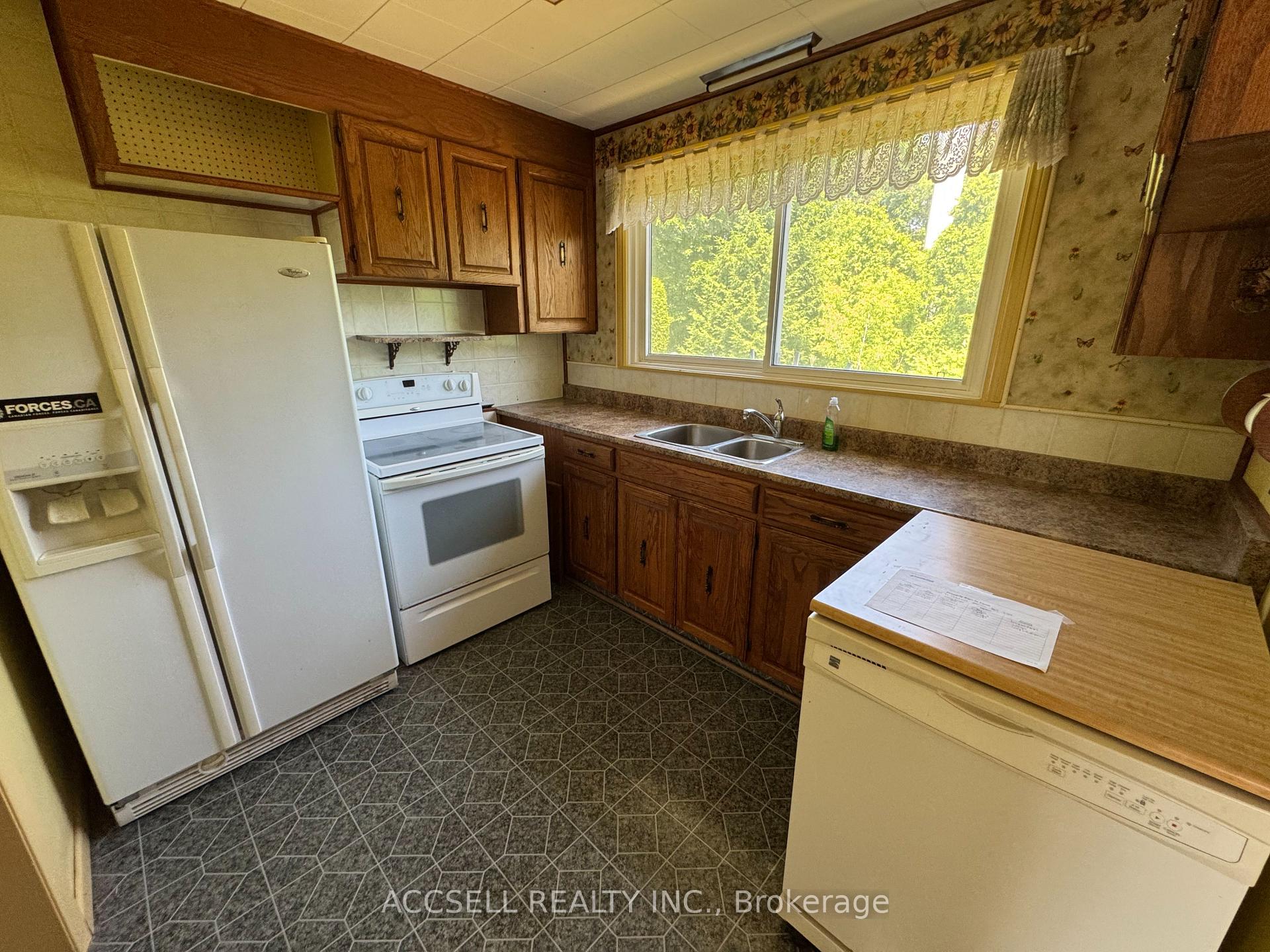 Photo 10 of 24 Switzer Drive, Oshawa, Centennial — HOMEH