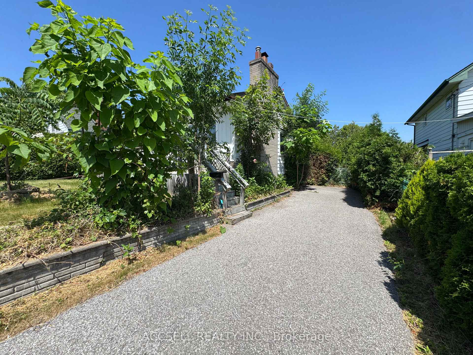 Photo 11 of 24 Switzer Drive, Oshawa, Centennial — HOMEH