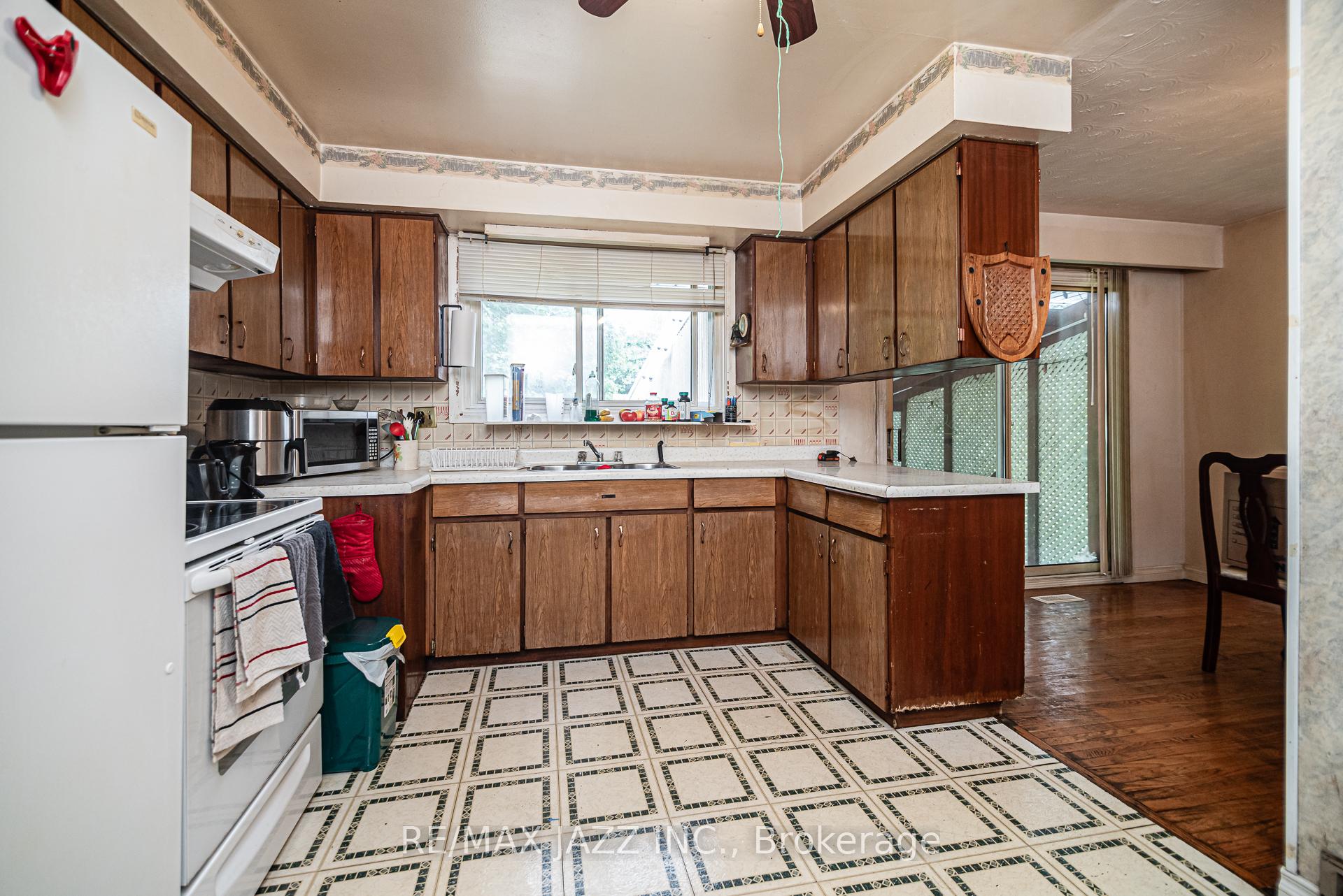 Photo 2 of 8 Bellwood Drive, Whitby, Blue Grass Meadows — HOMEH