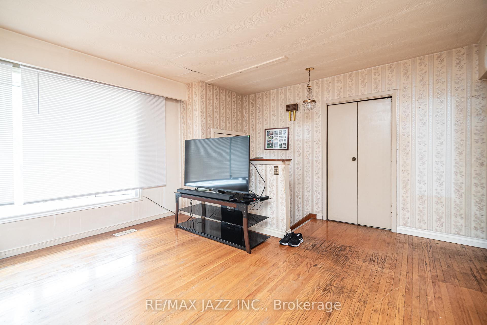 Photo 11 of 8 Bellwood Drive, Whitby, Blue Grass Meadows — HOMEH
