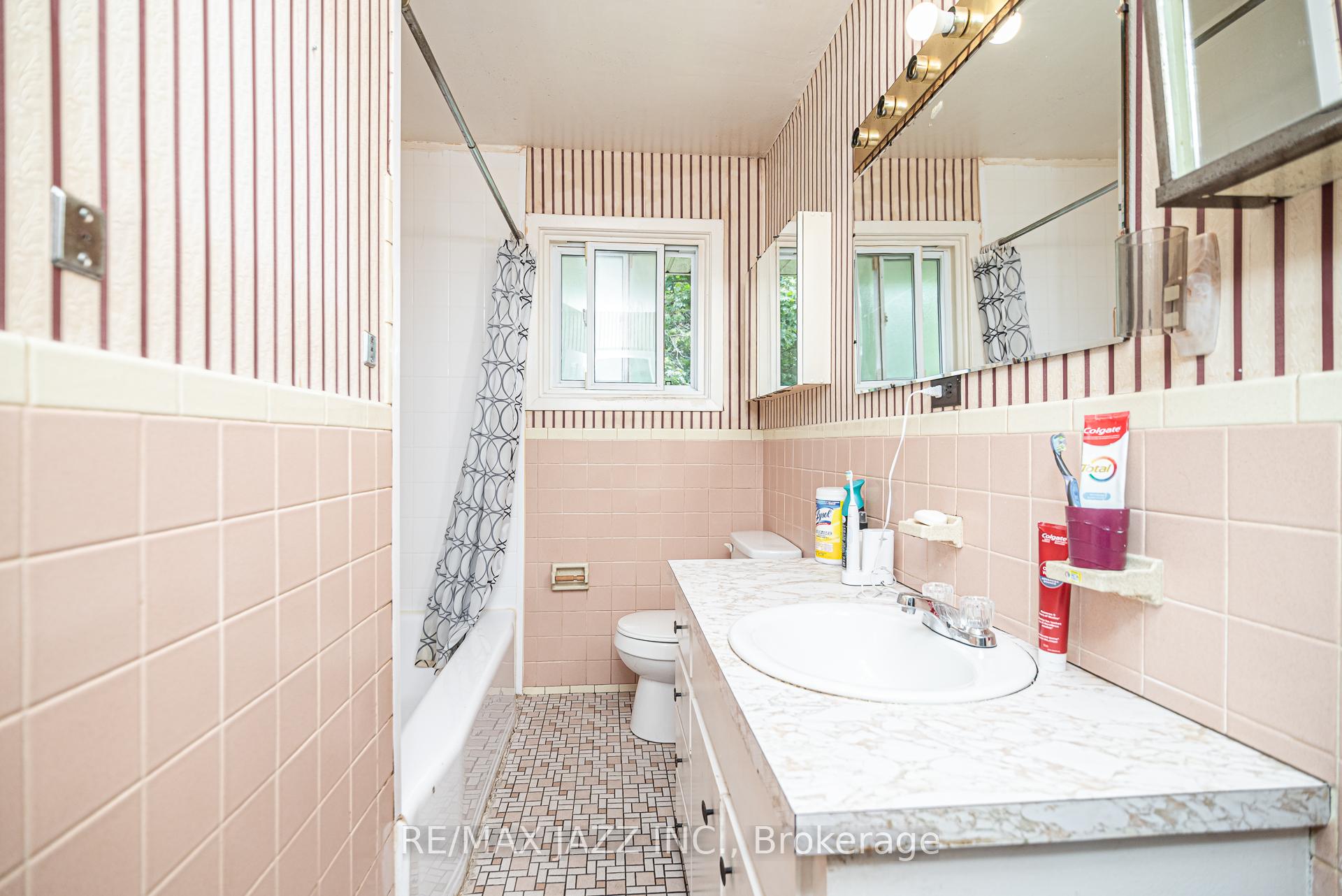 Photo 10 of 8 Bellwood Drive, Whitby, Blue Grass Meadows — HOMEH
