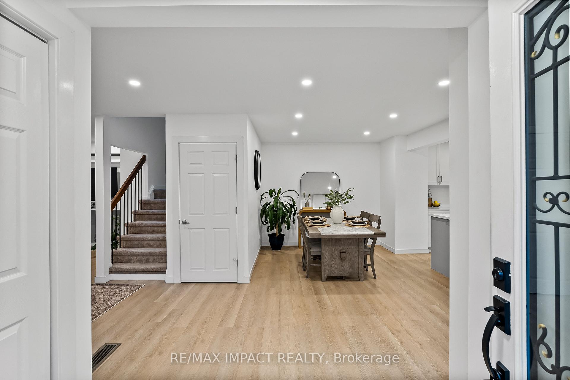 Photo 4 of 117 Roser Crescent, Clarington, Bowmanville — HOMEH