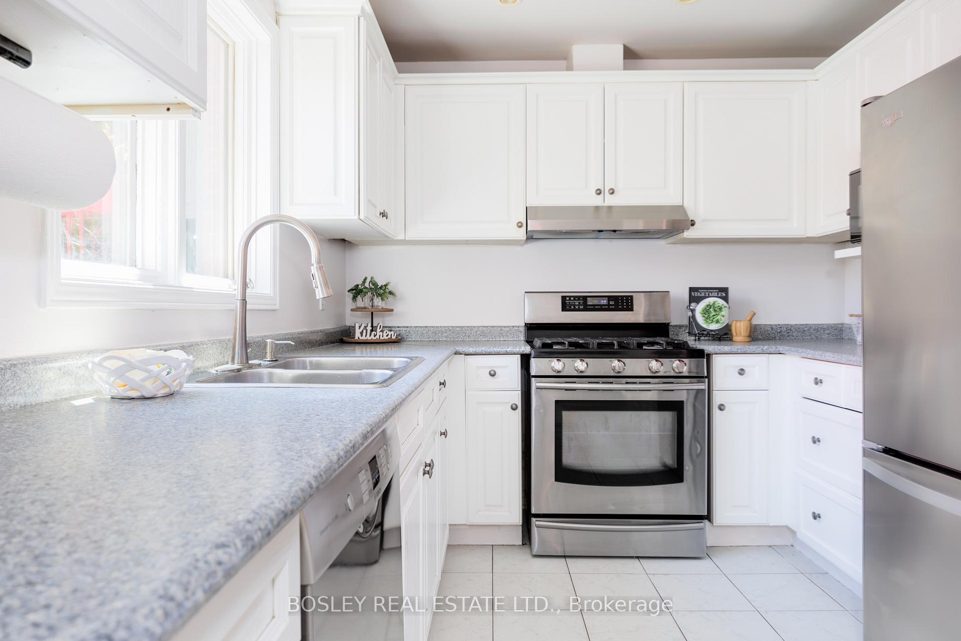 Photo 3 of 26 Corner Stone Crescent, Whitby, Rolling Acres — HOMEH