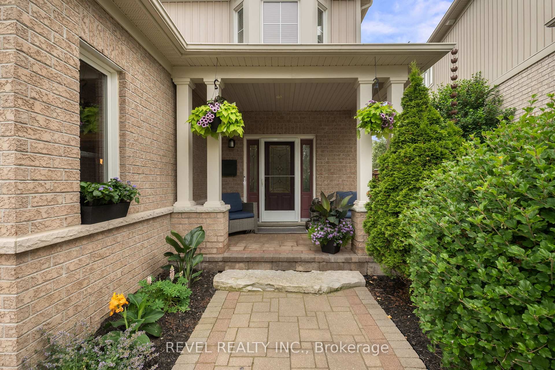 Photo 4 of 14 Kaukonen Court, Clarington, Bowmanville — HOMEH