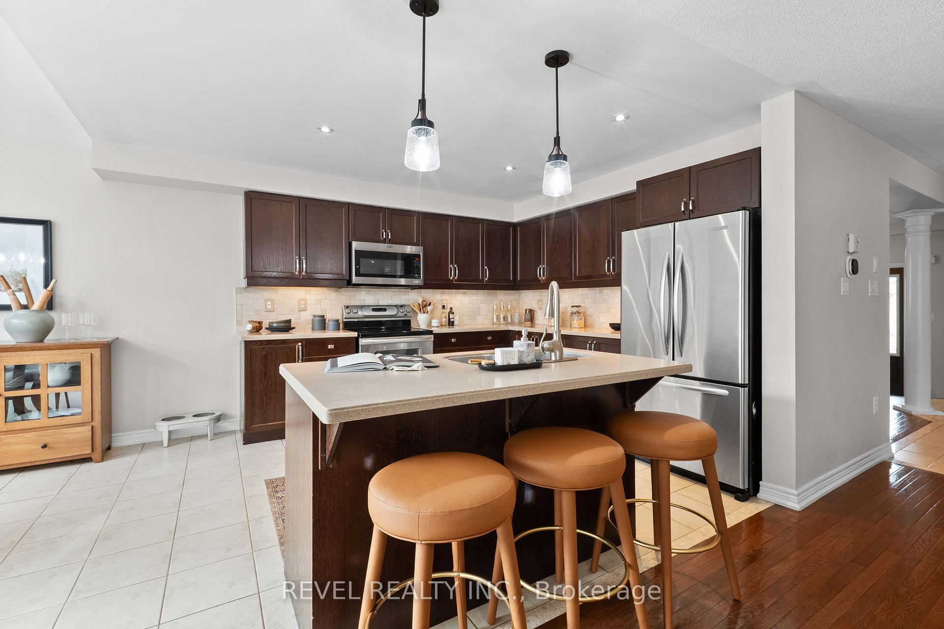 Photo 5 of 14 Kaukonen Court, Clarington, Bowmanville — HOMEH