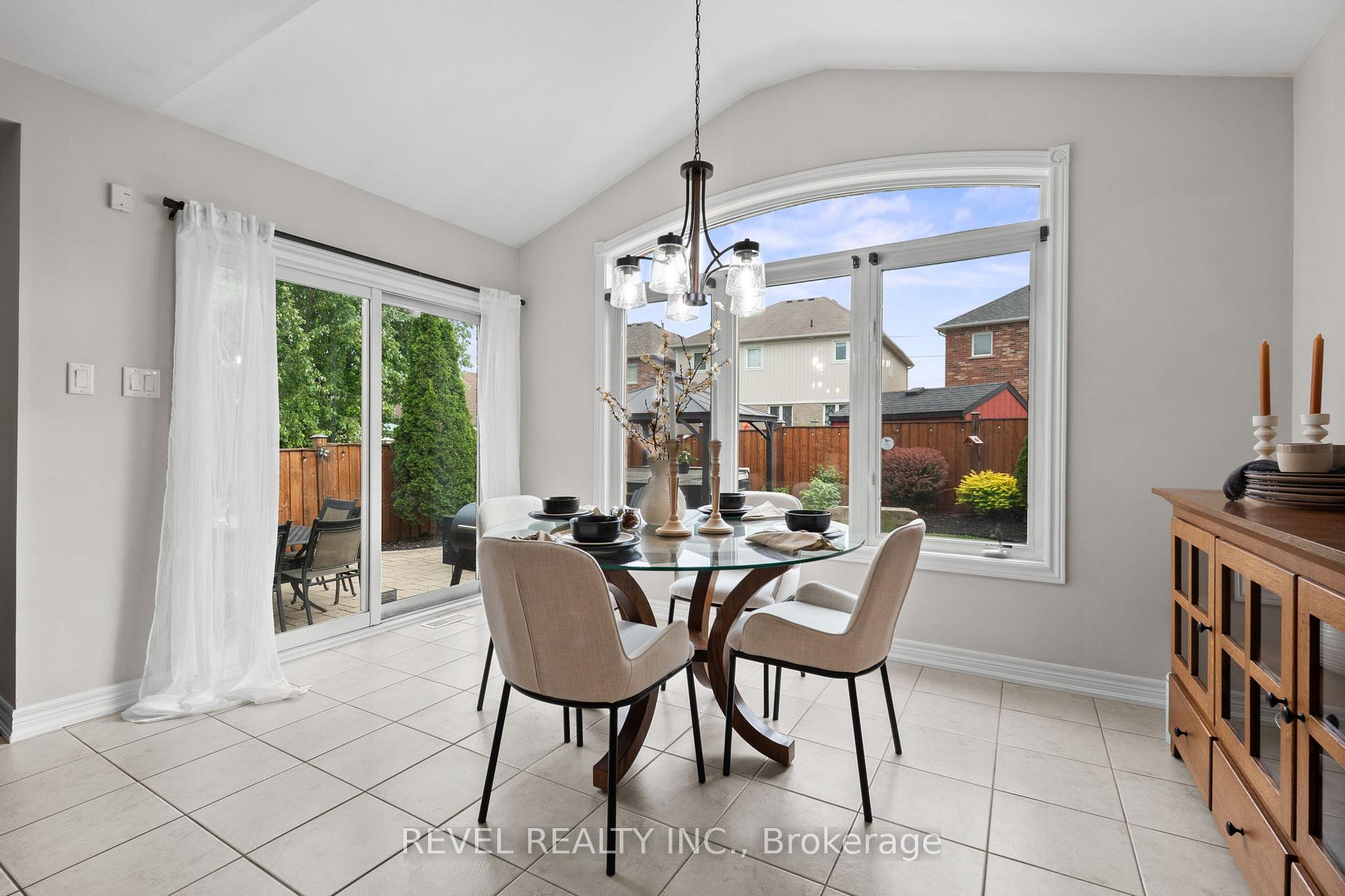 Photo 7 of 14 Kaukonen Court, Clarington, Bowmanville — HOMEH