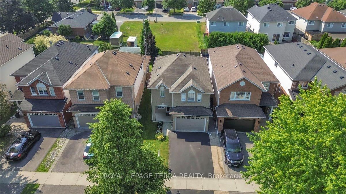 Photo 5 of 67 Dadson Drive, Clarington, Bowmanville — HOMEH