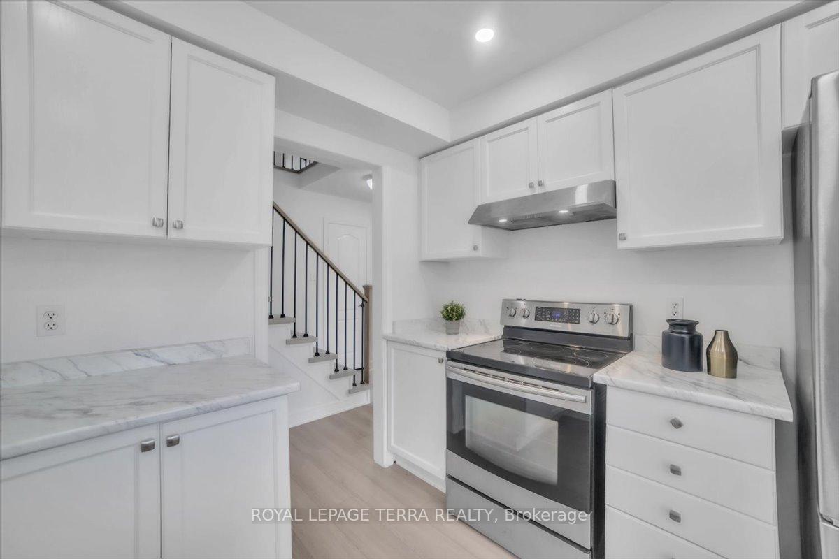 Photo 15 of 67 Dadson Drive, Clarington, Bowmanville — HOMEH
