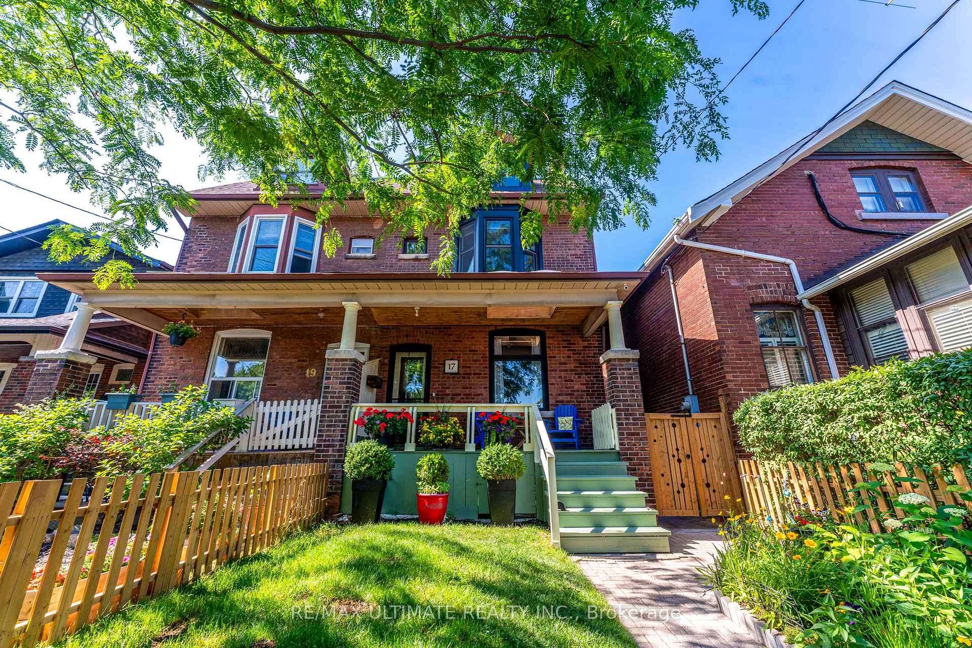 Photo 3 of 17 Beach View Crescent, Toronto, East End-Danforth — HOMEH