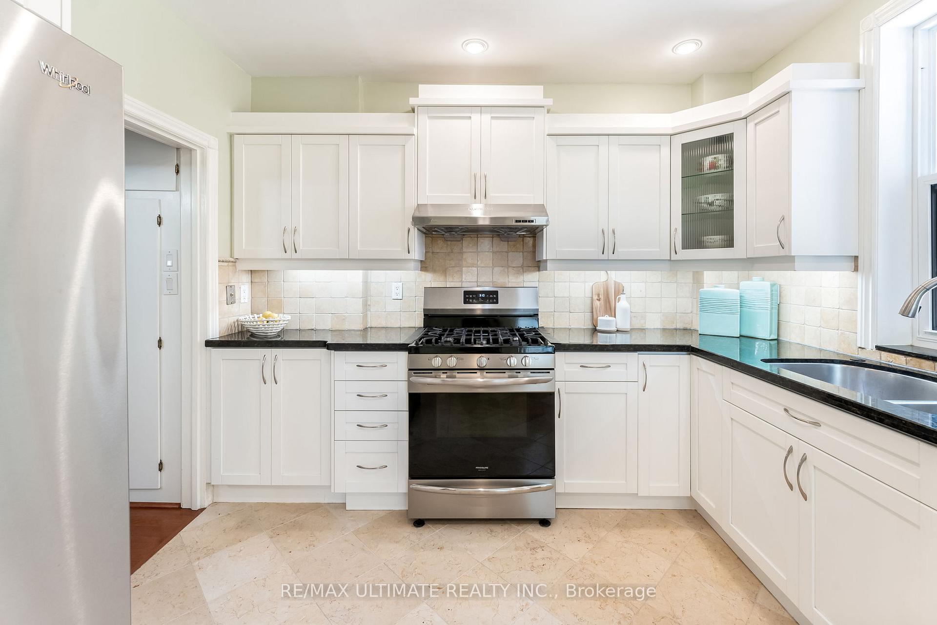 Photo 10 of 17 Beach View Crescent, Toronto, East End-Danforth — HOMEH