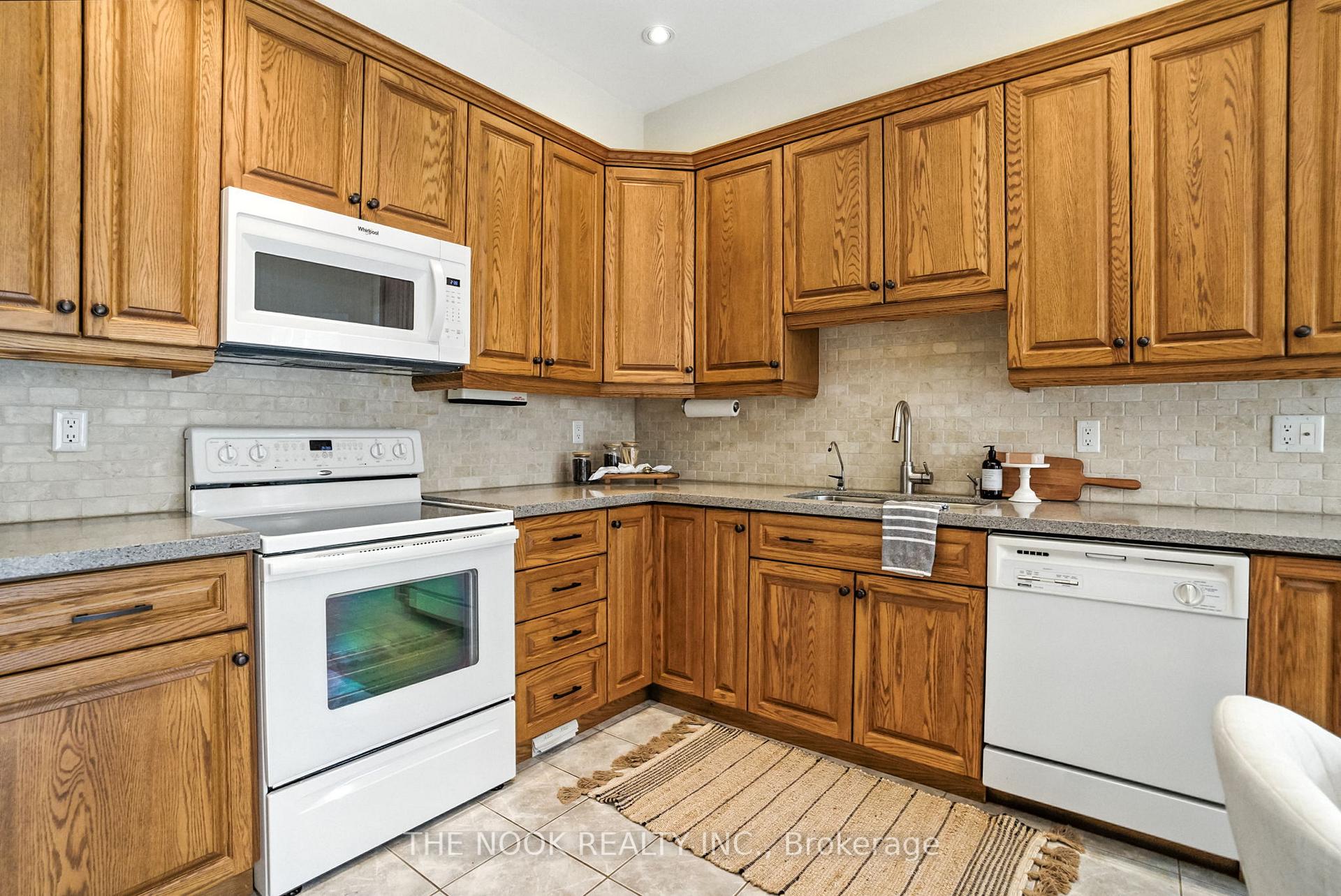 Photo 12 of 33 Commons Boulevard, Scugog, Port Perry — HOMEH