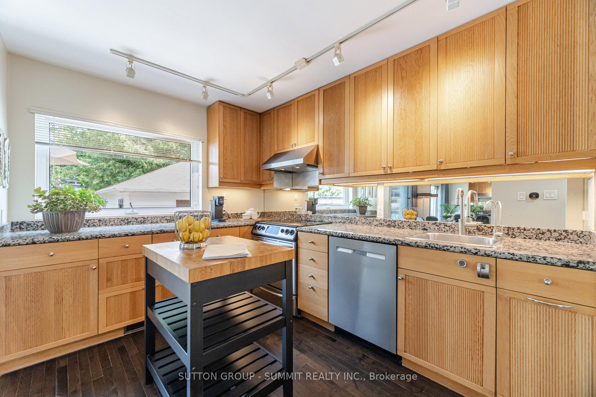 Photo 8 of 5 Norlong Boulevard, Toronto, East York — HOMEH