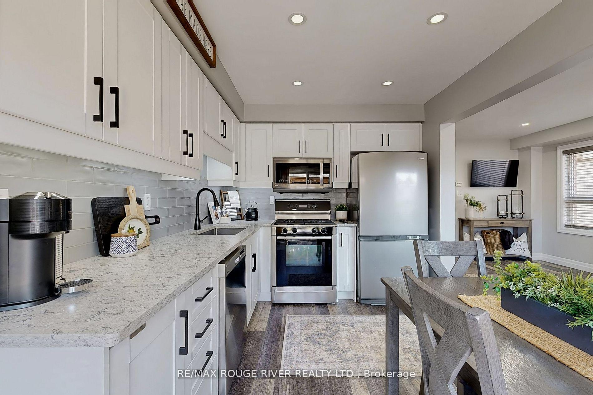Photo 10 of 117 Brownridge Place, Whitby, Williamsburg — HOMEH