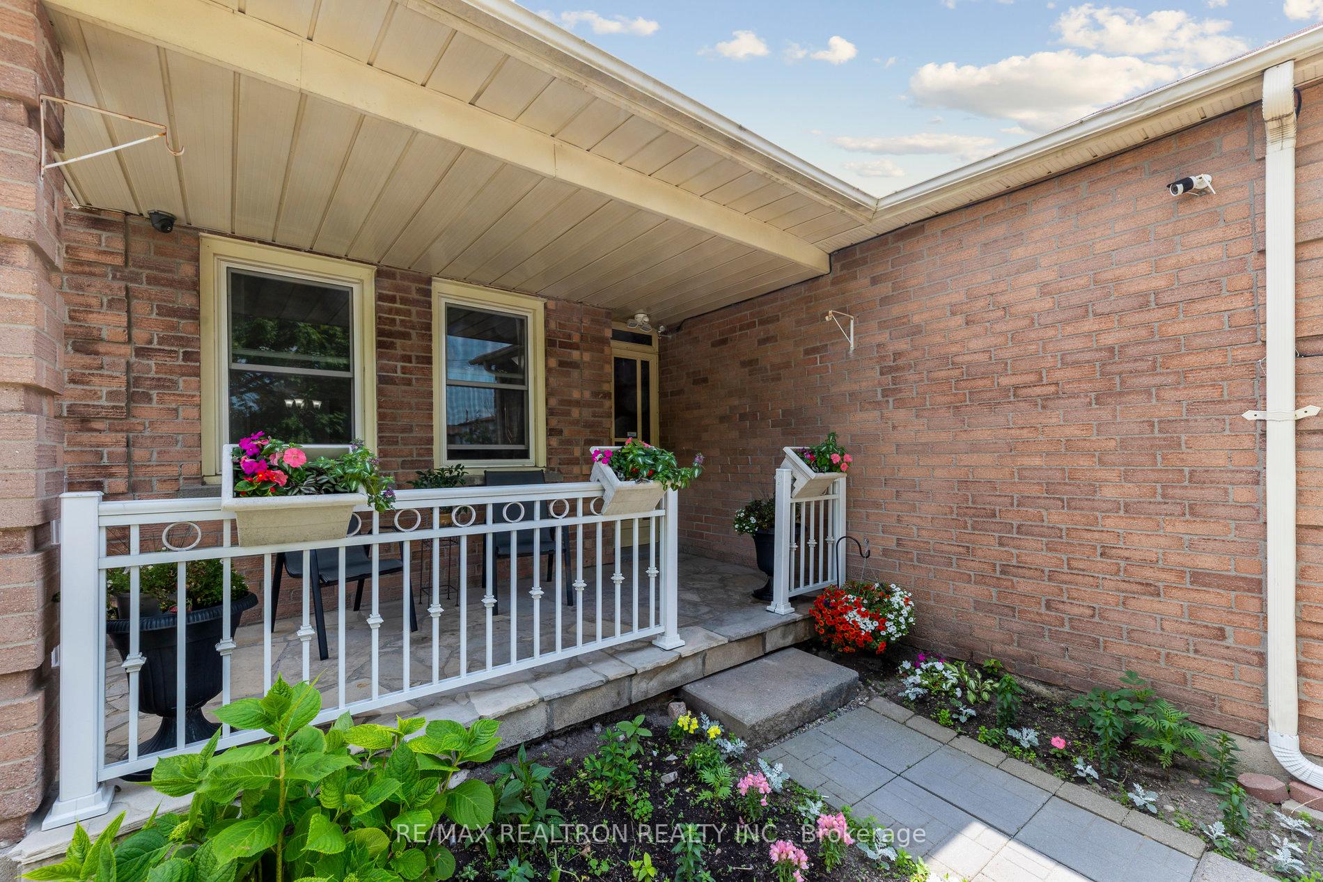Photo 4 of 6 Gardiner Drive, Ajax, Central — HOMEH