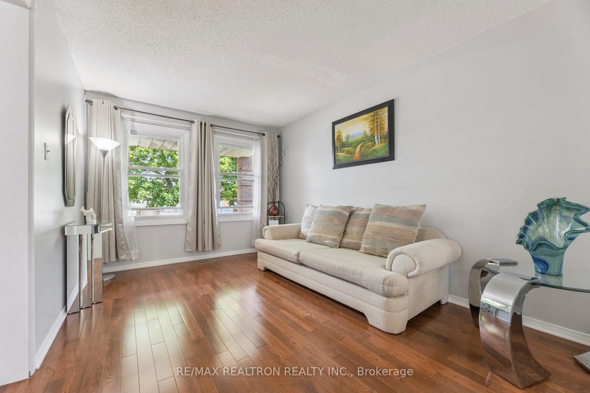 Photo 11 of 6 Gardiner Drive, Ajax, Central — HOMEH