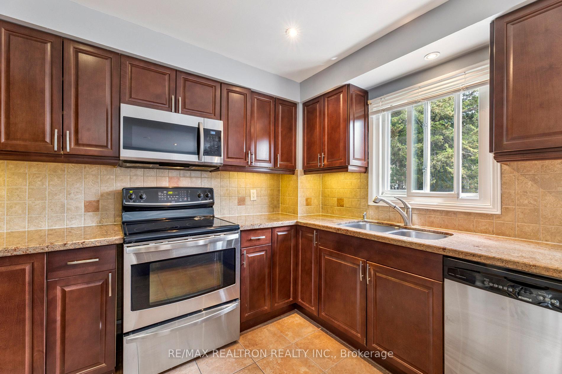 Photo 8 of 6 Gardiner Drive, Ajax, Central — HOMEH