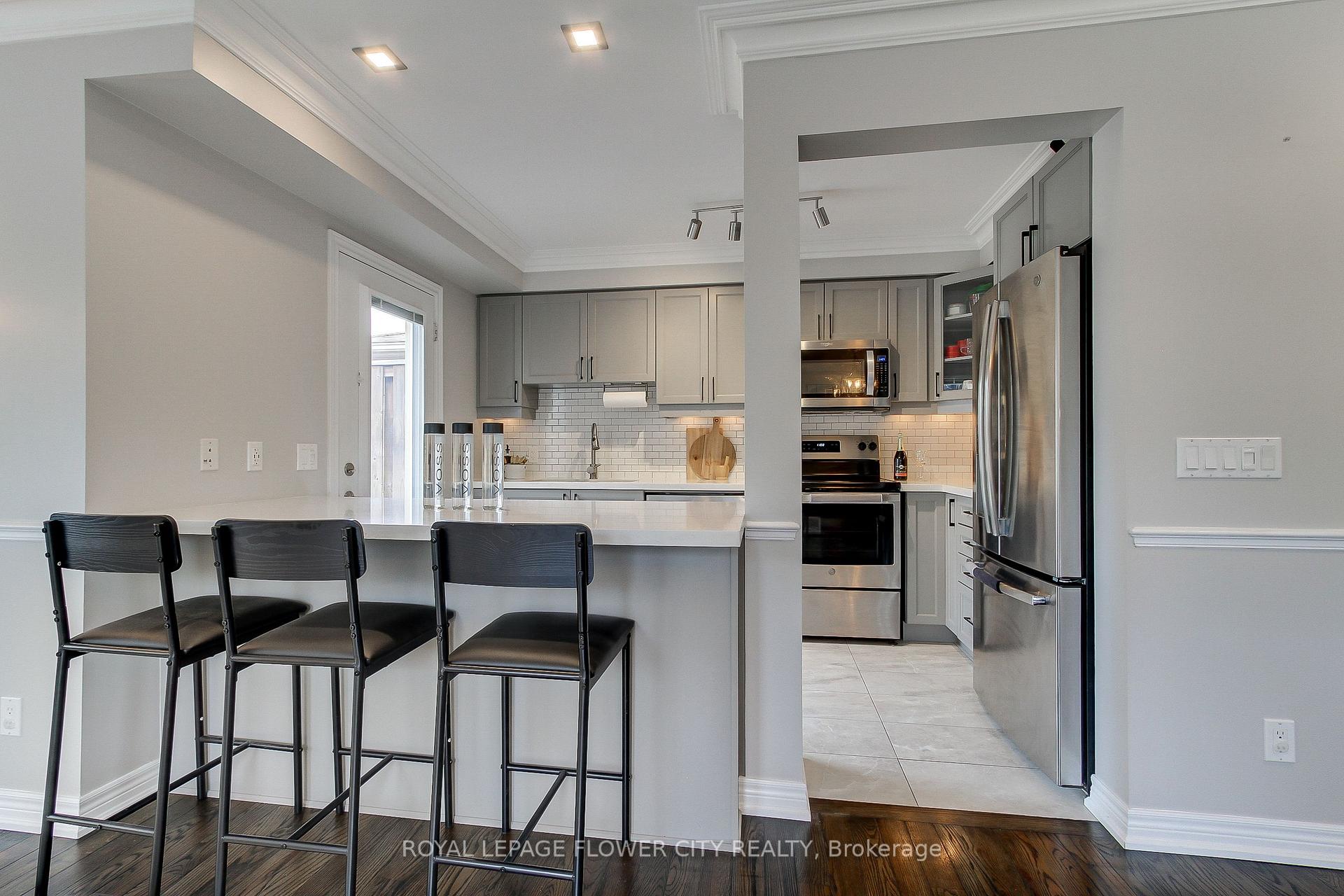 Photo 5 of 2 Lander Crescent, Clarington, Bowmanville — HOMEH