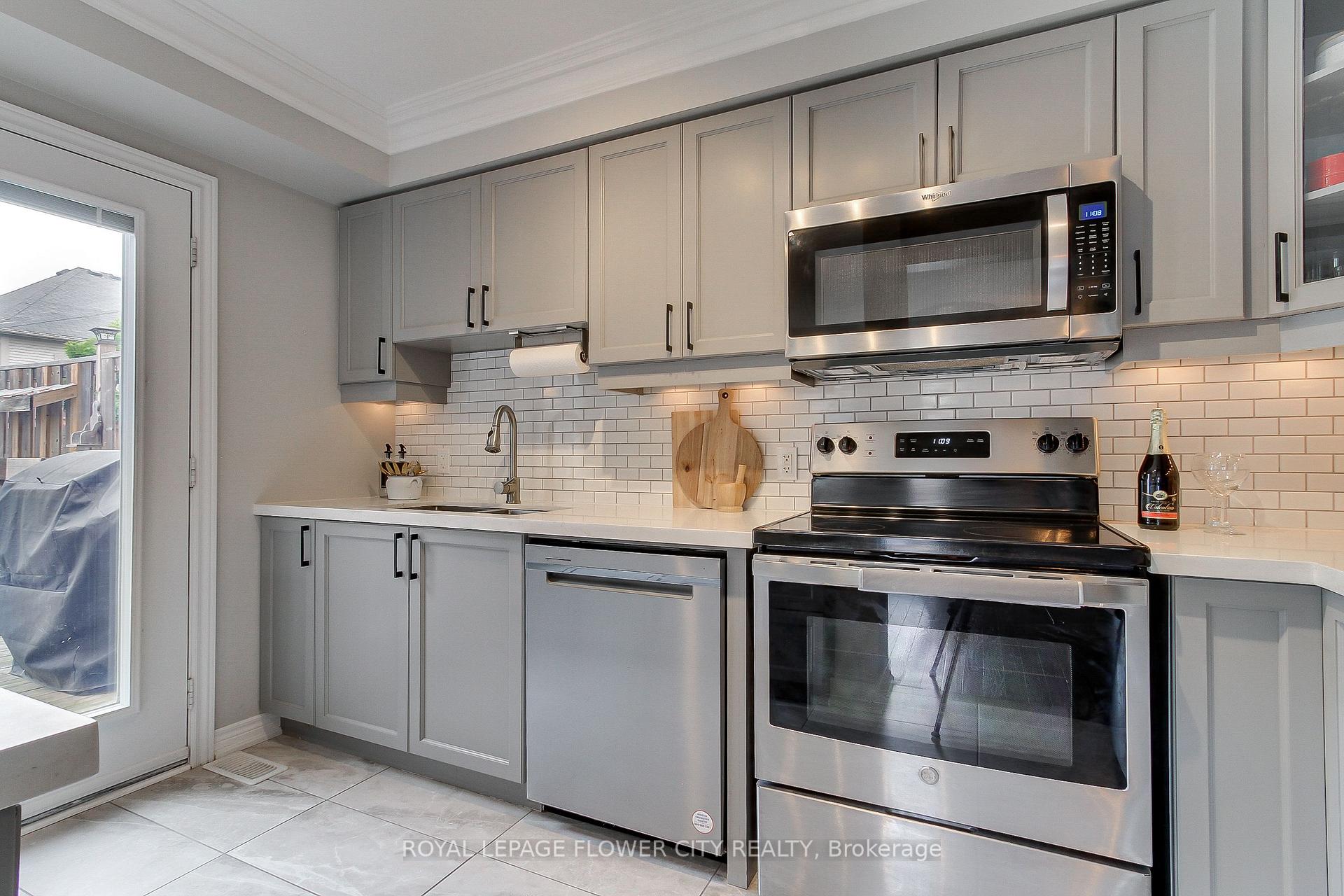 Photo 6 of 2 Lander Crescent, Clarington, Bowmanville — HOMEH