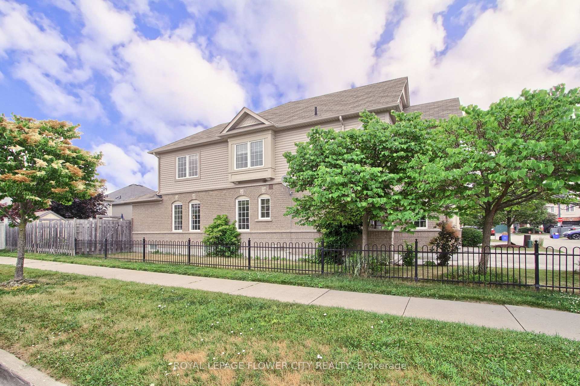 Photo 33 of 2 Lander Crescent, Clarington, Bowmanville — HOMEH