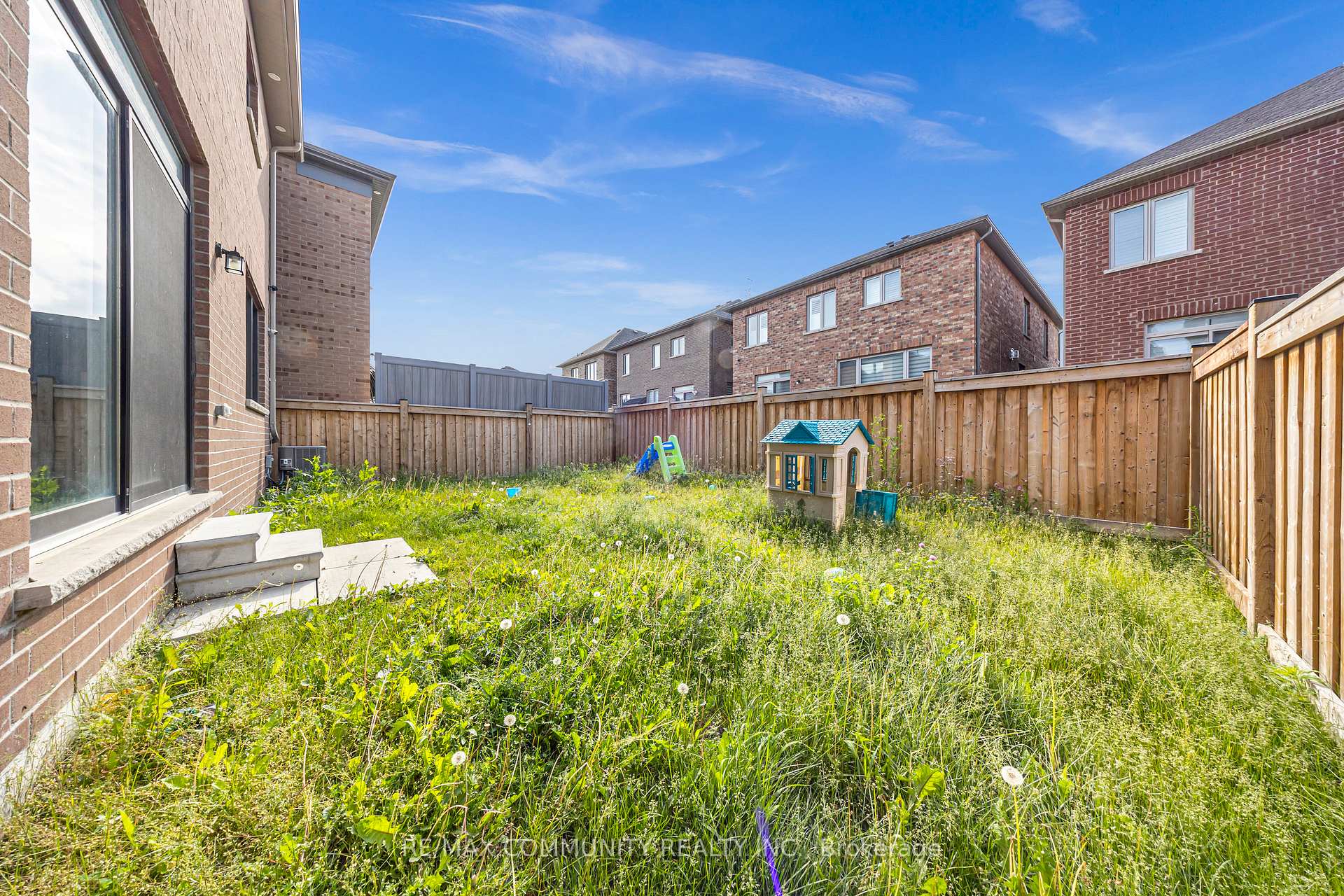 Photo 4 of 1064 Orenda Street, Pickering, Rural Pickering — HOMEH