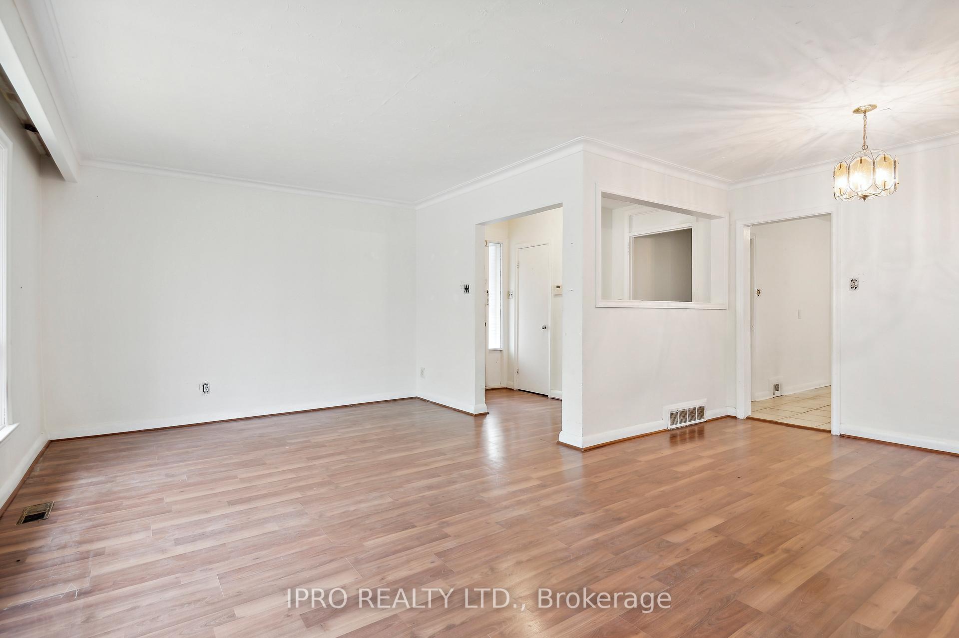 Photo 5 of 90 Stephen Drive, Etobicoke, Stonegate-Queensway — HOMEH