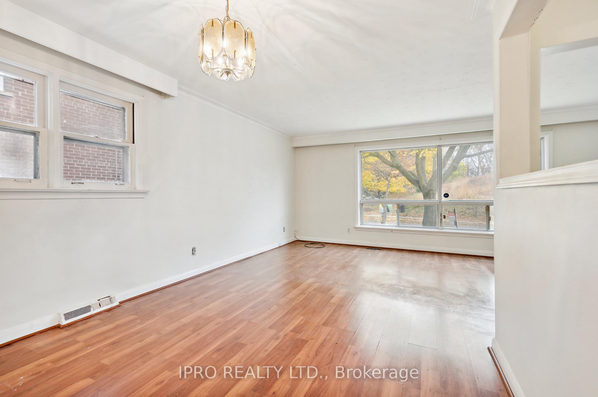 Photo 9 of 90 Stephen Drive, Etobicoke, Stonegate-Queensway — HOMEH