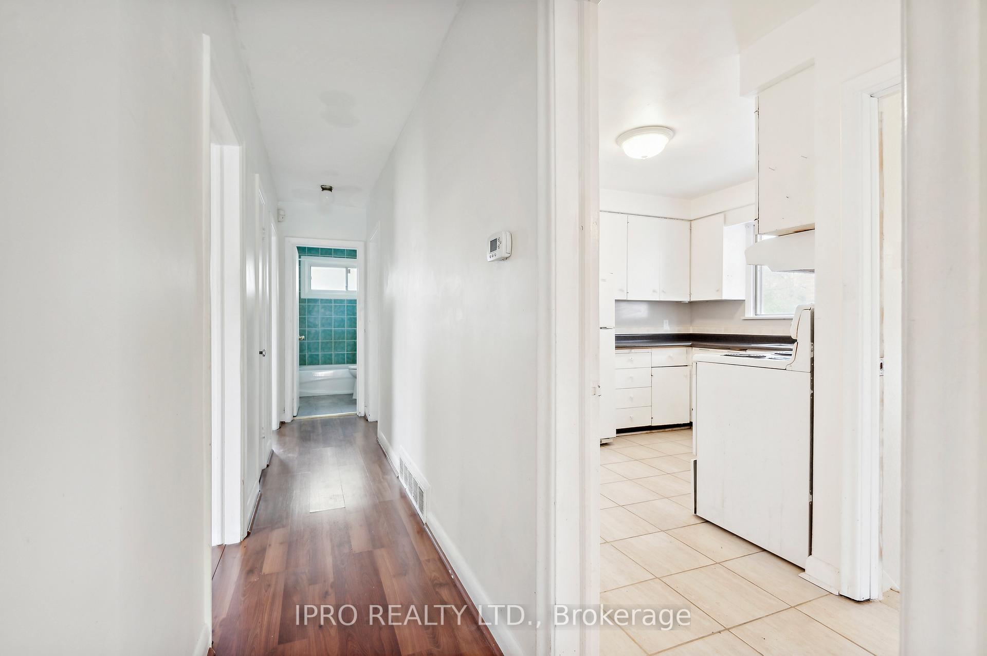 Photo 3 of 90 Stephen Drive, Etobicoke, Stonegate-Queensway — HOMEH