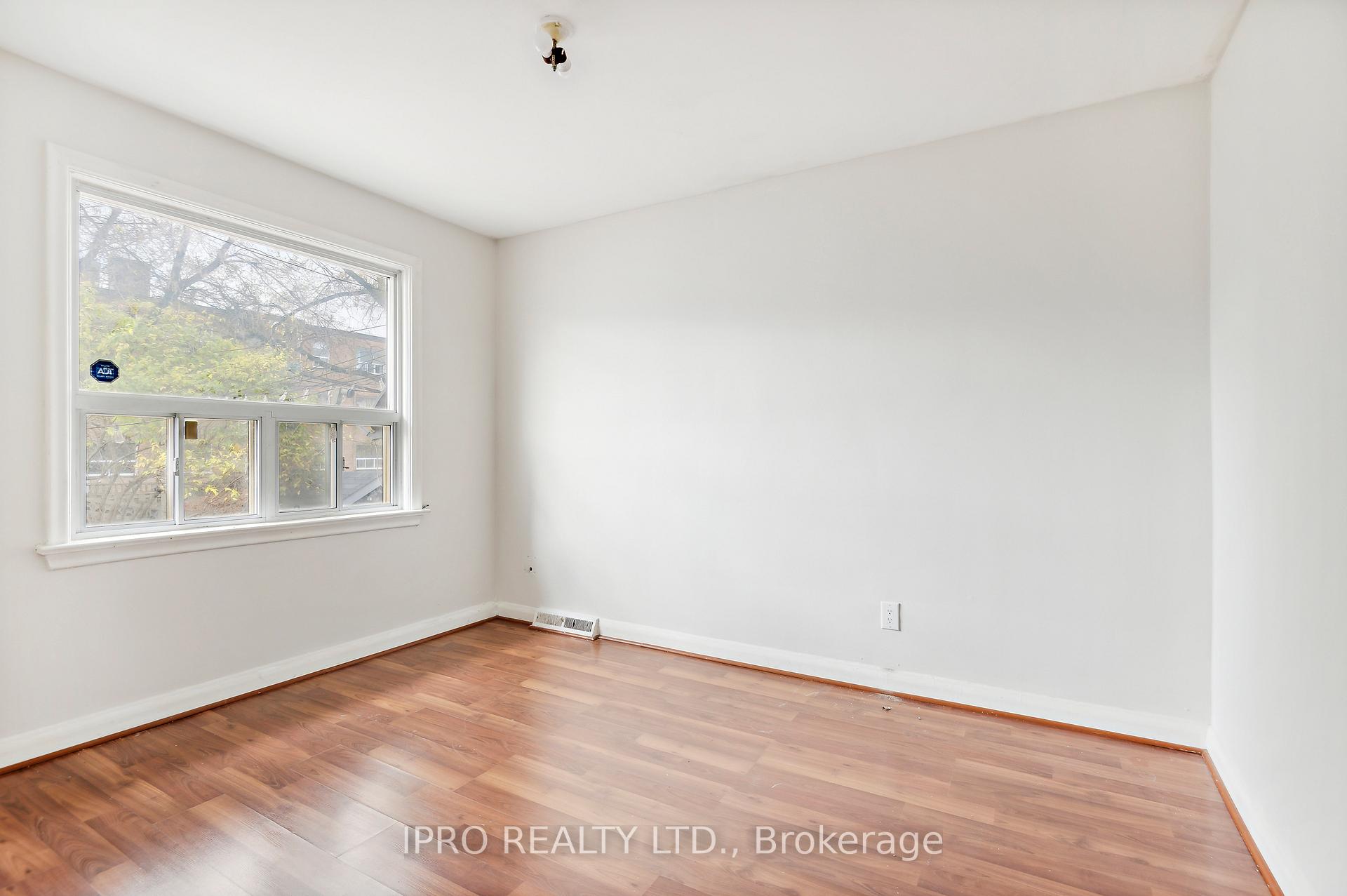 Photo 4 of 90 Stephen Drive, Etobicoke, Stonegate-Queensway — HOMEH