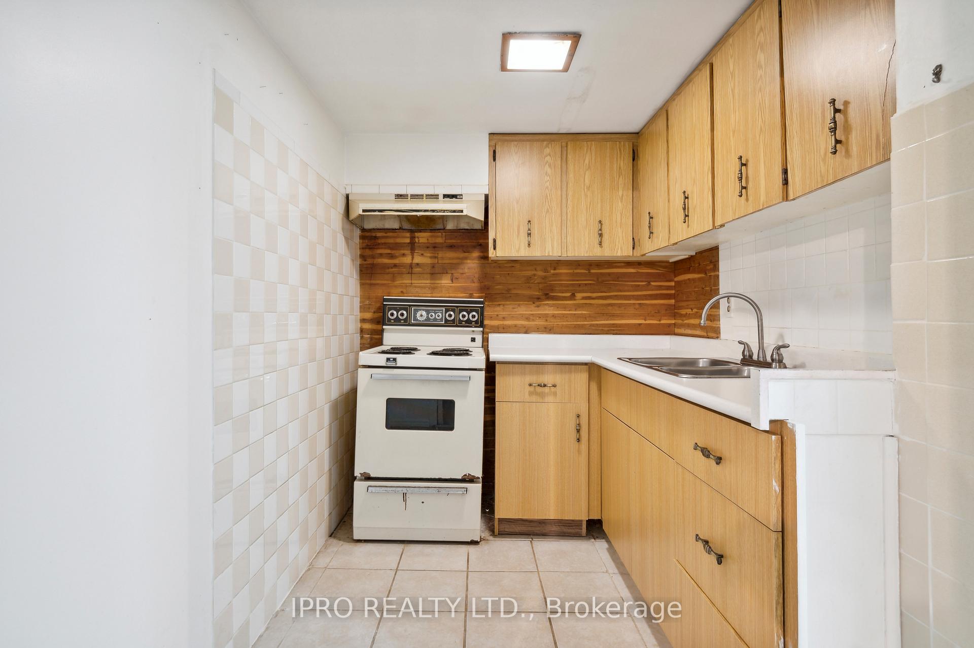 Photo 24 of 90 Stephen Drive, Etobicoke, Stonegate-Queensway — HOMEH