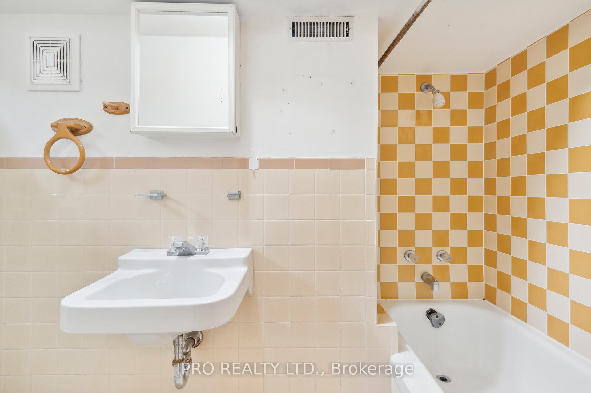 Photo 30 of 90 Stephen Drive, Etobicoke, Stonegate-Queensway — HOMEH
