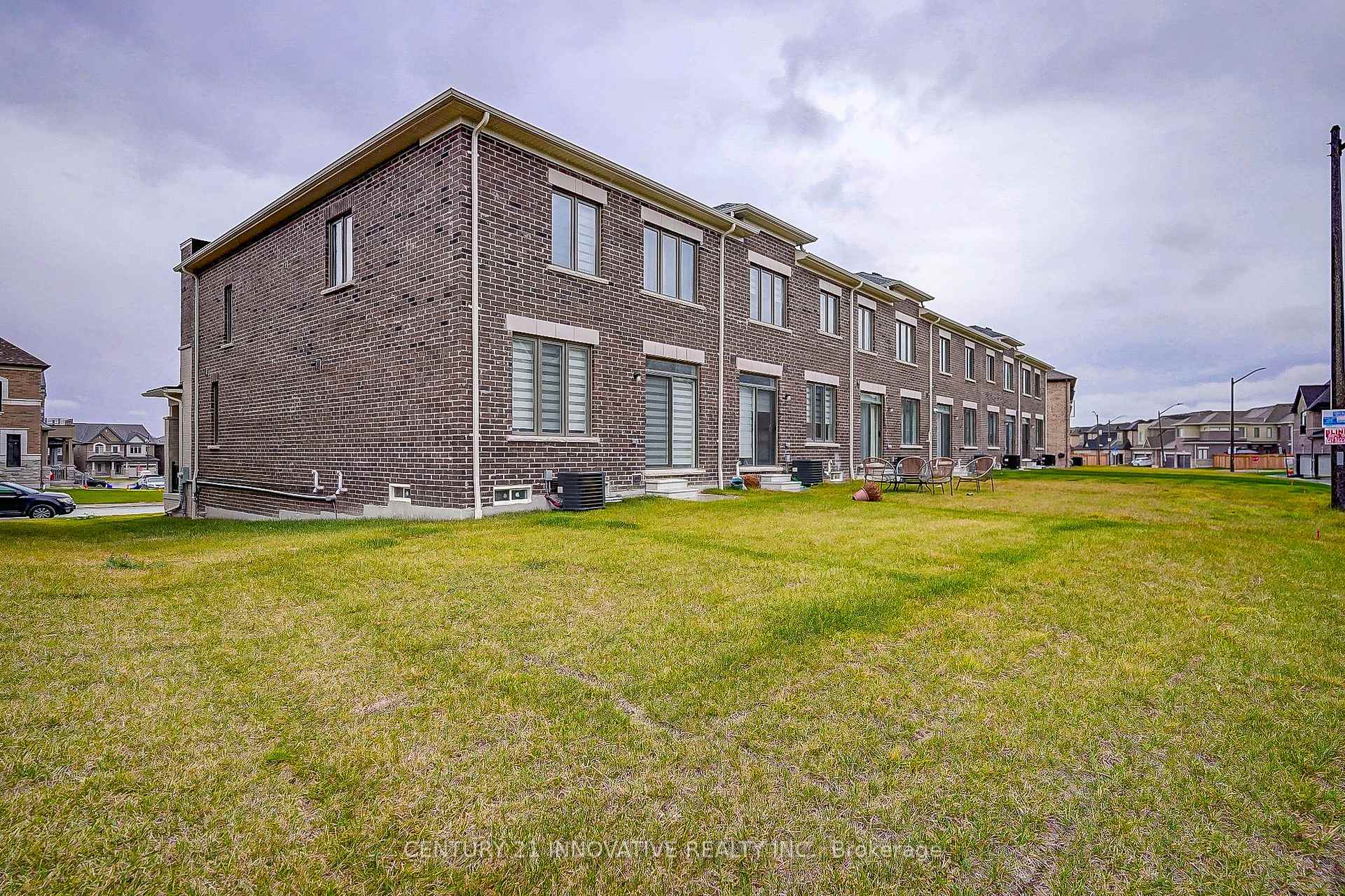 Photo 28 of 24 Van Wart Street, Whitby, Rural Whitby — HOMEH