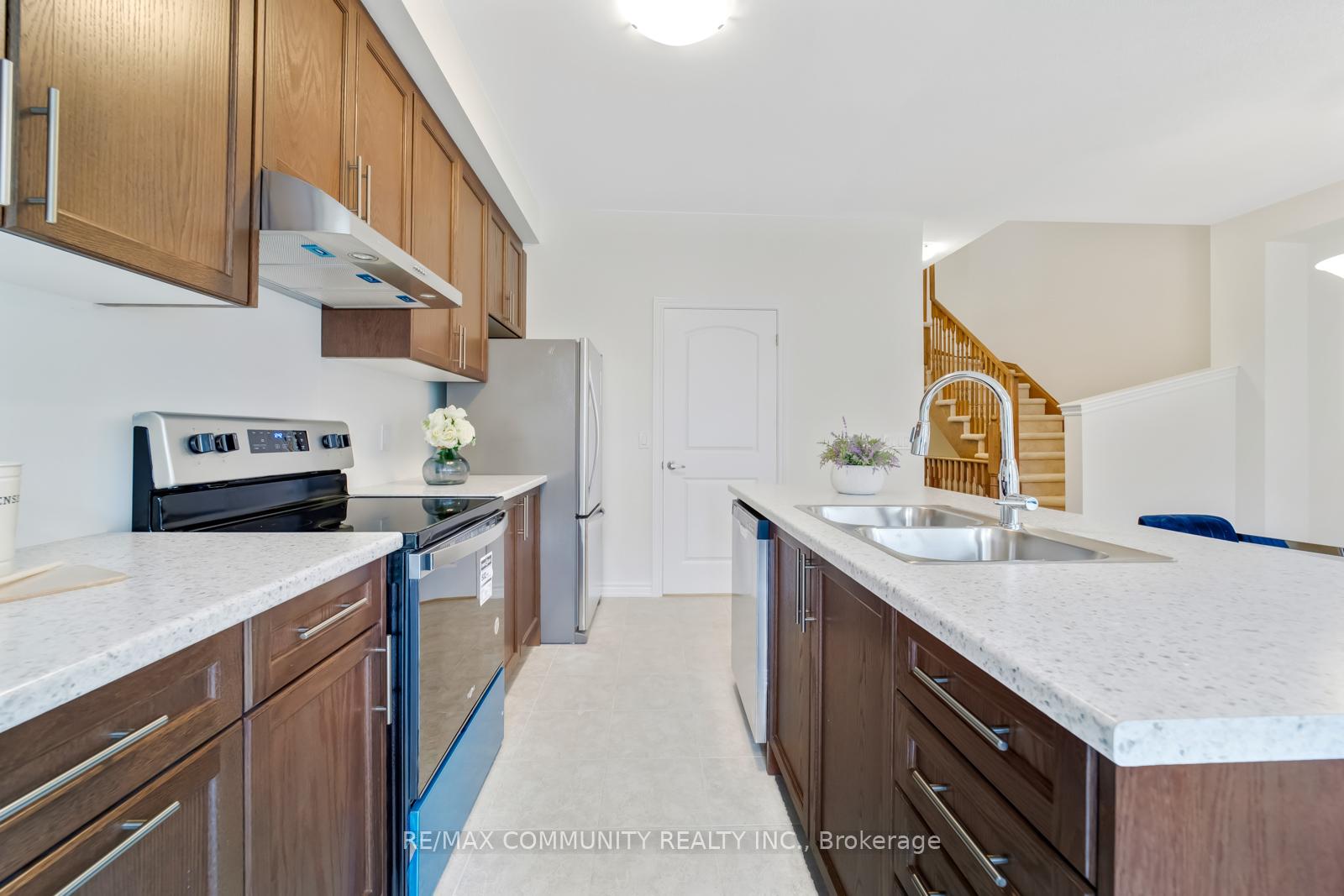 Photo 5 of 1116 Thompson Drive, Oshawa, Kedron — HOMEH