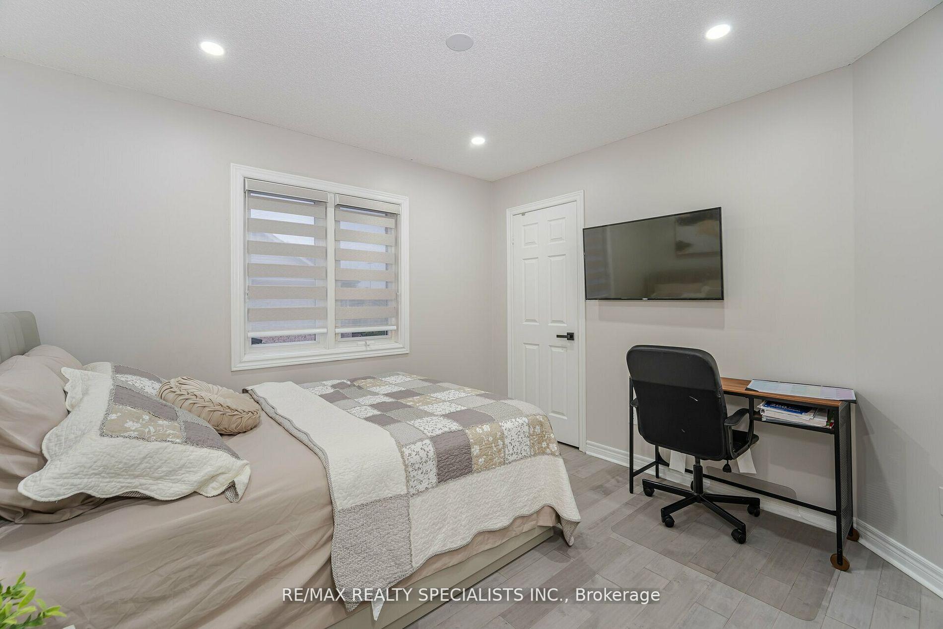 Photo 20 of 37 Harbourtown Crescent, Brampton, Madoc — HOMEH