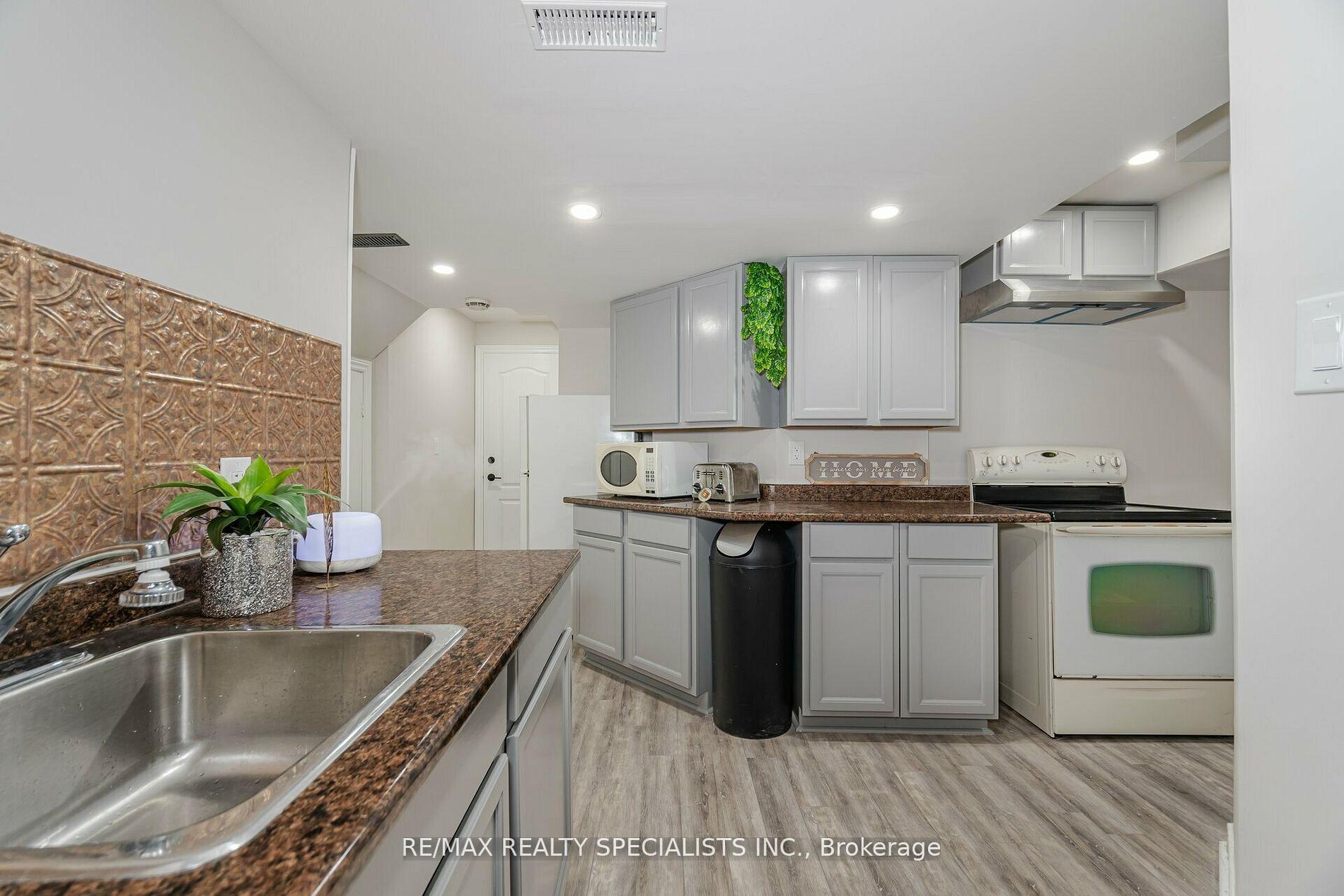 Photo 32 of 37 Harbourtown Crescent, Brampton, Madoc — HOMEH