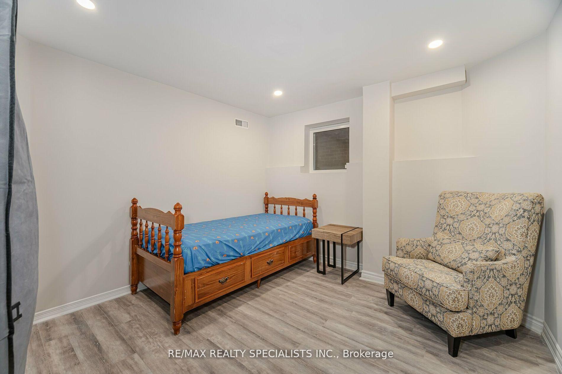 Photo 34 of 37 Harbourtown Crescent, Brampton, Madoc — HOMEH