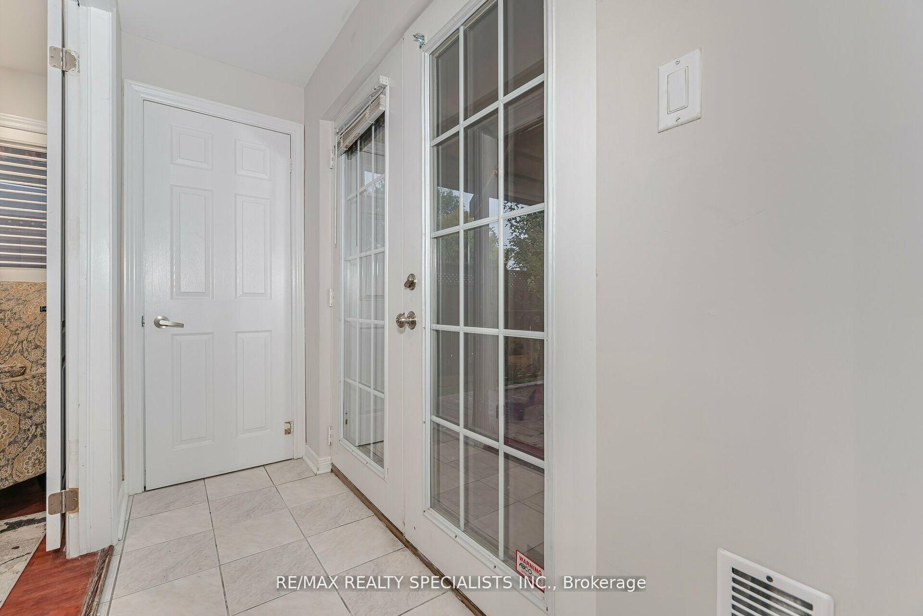 Photo 33 of 37 Harbourtown Crescent, Brampton, Madoc — HOMEH