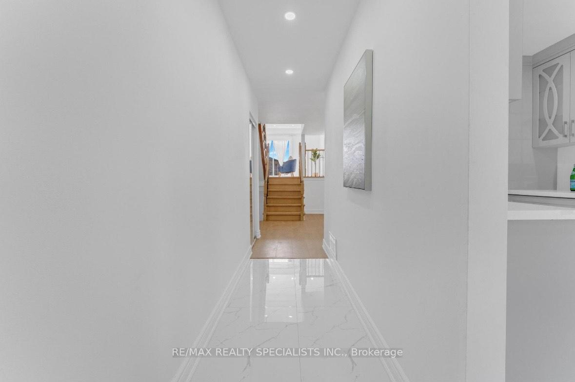 Photo 3 of 67 Winterfold Drive, Brampton, Madoc — HOMEH