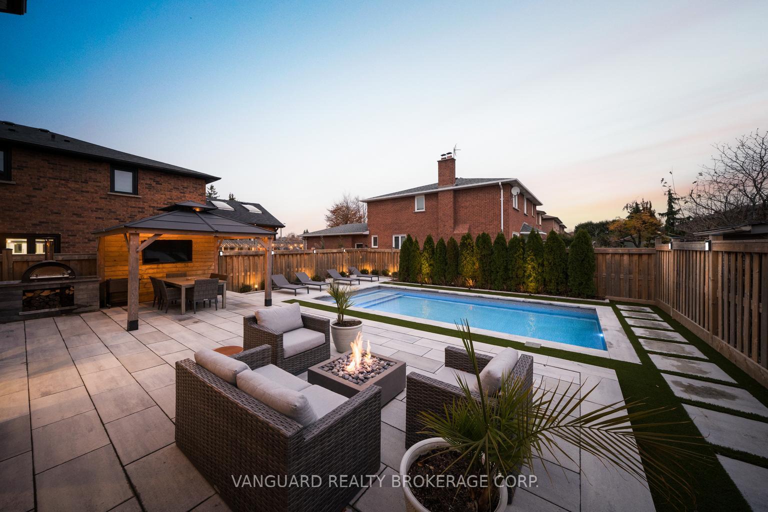 Photo 2 of 61 Belair Way, Vaughan, East Woodbridge — HOMEH