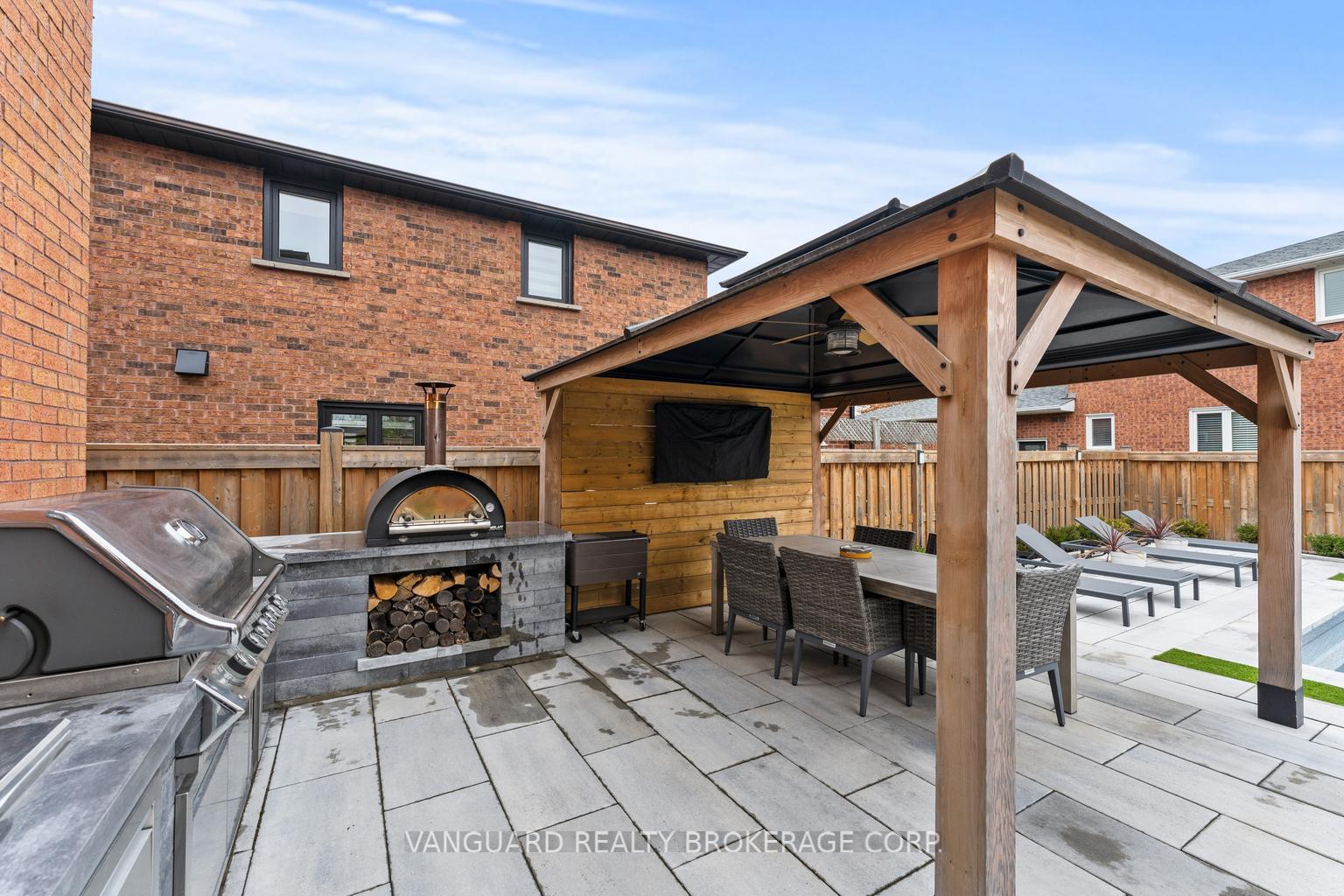 Photo 32 of 61 Belair Way, Vaughan, East Woodbridge — HOMEH