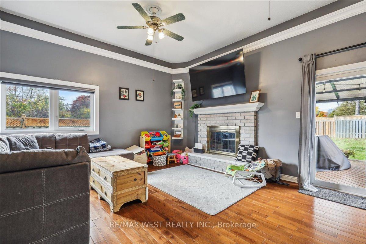 Photo 3 of 1502 Streamside Court, Pickering, Bay Ridges — HOMEH