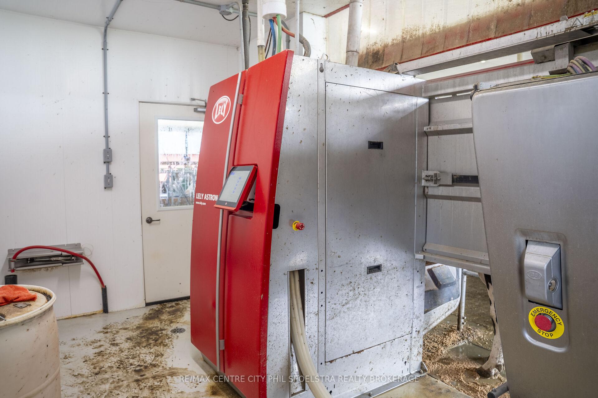 Photo 5 of 34212 Denfield Road, Lucan Biddulph, Lucan — HOMEH